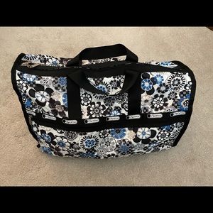🚗✈️ LeSportSac Weekender bag